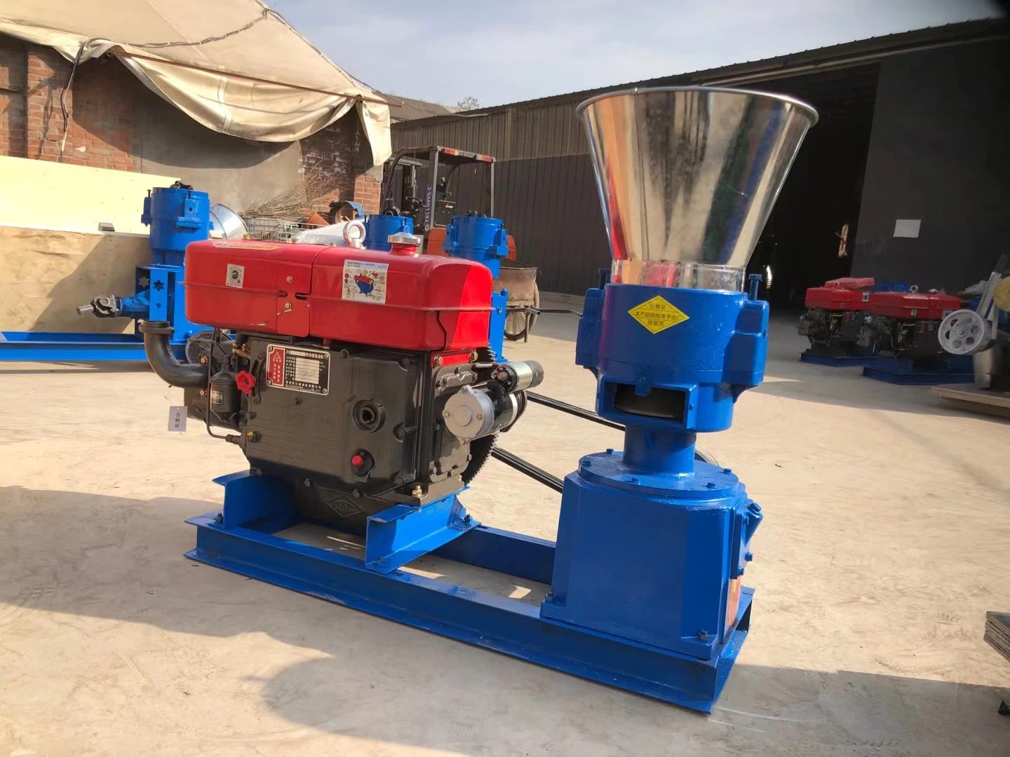 Chicken feed pellet mill